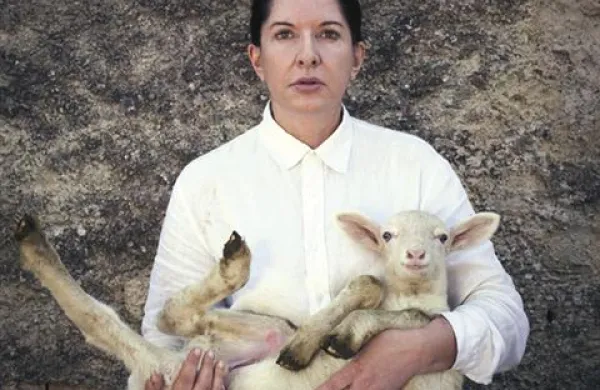 V Beogradu rojena umetnica Marina Abramović je v ponedeljek v newyorškem Muzeju modernih umetnosti (MoMA) razkrila načrt gradnje 15 milijonov dolarjev vrednega Inštituta Marine Abramović za ohranjanje performativnih umetnosti
