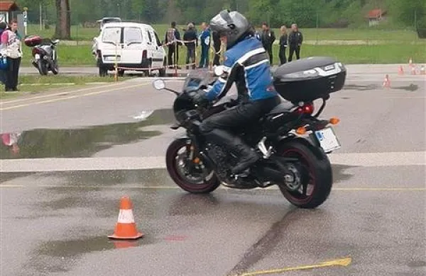 Tolminski policisti so skupaj s soorganizatorji na poligonu avtošole pripravili praktični del delavnice za motoriste