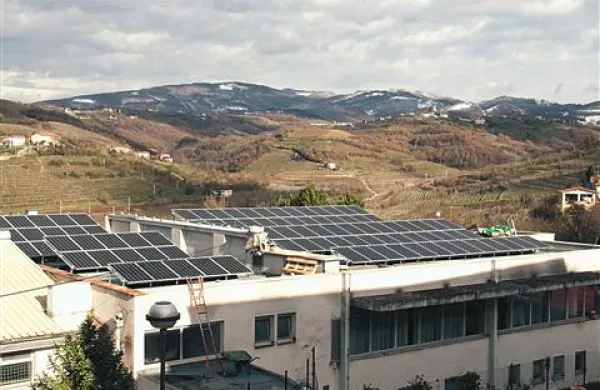 Sončna elektrarna na strehi šole na Dobrovem