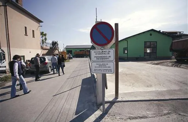 Parkiranje je dovoljeno le za stanovalce, a med zadružnim domom in Agrario je kljub temu pogosto kaos 