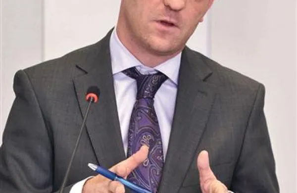 Ministrstvo za gospodarski razvoj in tehnologijo je direktorju Urada RS za intelektualno lastnino Juriju Žureju v ponedeljek vročilo sklep o izredni odpovedi pogodbe o zaposlitvi