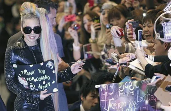 Lady Gaga so zelo toplo sprejeli oboževalci na tokijskem letališču