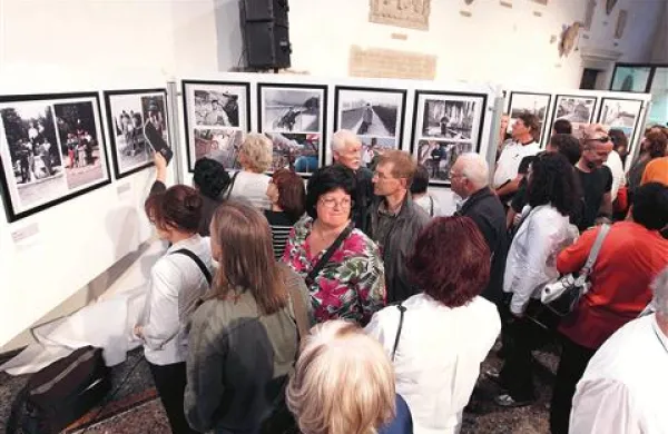 Atrij Pokrajinskega  muzeja je bil pretesen za vse obiskovalce odprtja razstave Obrazi Kopra