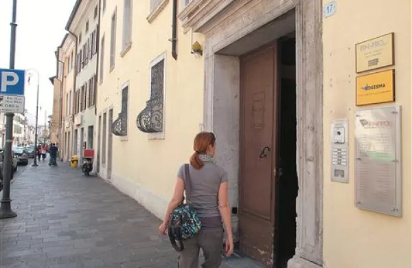 Na naslovu Via Aquileia 17 v Vidmu ni nobenega znaka o tem, da bi imela tam sedež družba Patera s.r.l.