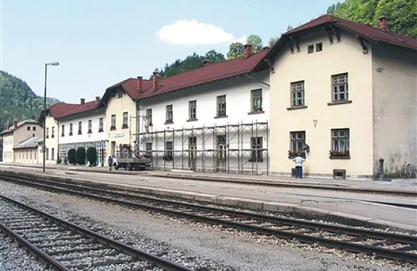 Na železniški postaji v kraju Podbrdo so neznanci  iz odprtega odpadnega kontejnerja in z lesenih palet odnesli več rebrastih kovinskih plošč