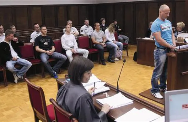 Za razliko od Bajca (za pultom) so bili vsi drugi obtoženi včeraj bolj redkobesedni