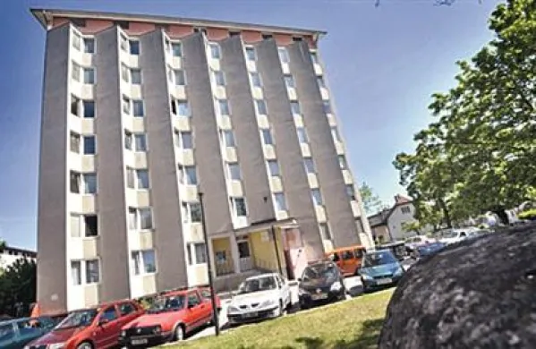 27-letnica je padla skozi okno in umrla