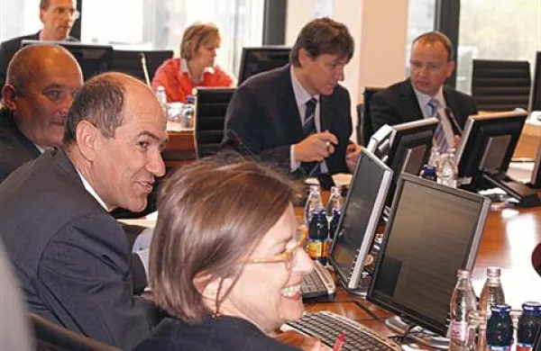 Državljani se bodo z vlado o varčevalnih ukrepih lahko pogovarjali kar po telefonu