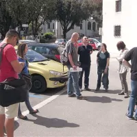 Primoža Turka (tretji z leve) je pri predaji peticije spremljala skupinica nasprotnikov selitve čitalnice