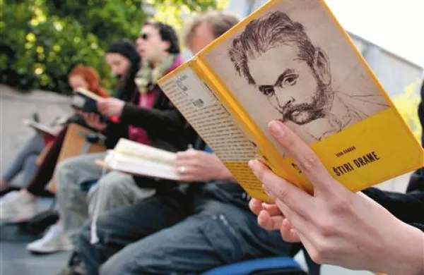 Sejo bo pred poslopjem državnega zbora spremljalo nadaljevanje branja Hlapcev Ivana Cankarja
