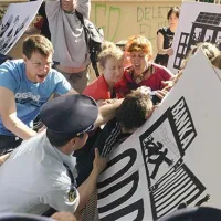 Približno 30 pripadnikov gibanja 15o pred poslopjem parlamenta danes od 9. ure izraža nasprotovanje sprejetju varčevalnih ukrepov