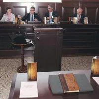 O dragoceni Vergerijevi knjigi so na predstavitvi  govorili: (z leve) domoznanski bibliotekar mag. Peter Štoka,  raziskovalka Alessandra Favero, direktor italijanskega središča  Carlo Combi  Andrej Bertok, direktor Osrednje knjižnice Ivan Marković in zgodovinar Adriano Papo. 