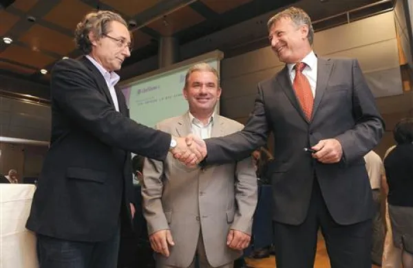 Vodja koordinacije stavkovnih odborov sindikatov javnega sektorja Branimir Štrukelj (levo), minister za delo Andrej Vizjak in minister za pravosodje in javno upravo Senko Pličanič (desno) so si včeraj zadovoljni segli v roke 