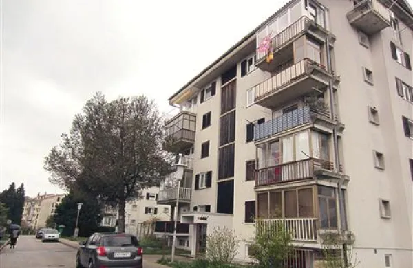 Za kadrovsko stanovanje v lucijskem bloku bo direktor piranske občinske uprave plačeval 200 evrov manj kot doslej za zasebno najemniško 