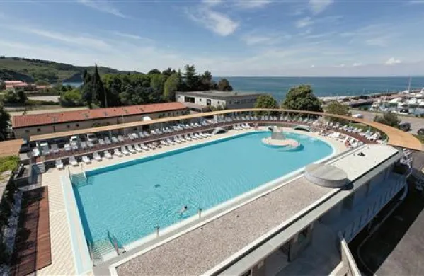  V hotelu Delfin so bazenu  razširili  ploščad, tako da lahko sprejme 400 obiskovalcev