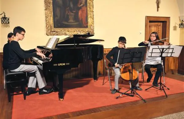 Eden od vrhuncev večera pa je bil zagotovo nastop tria Manca Rupnik, violina, Nejc Rupnik, violončelo in Anže Rupnik