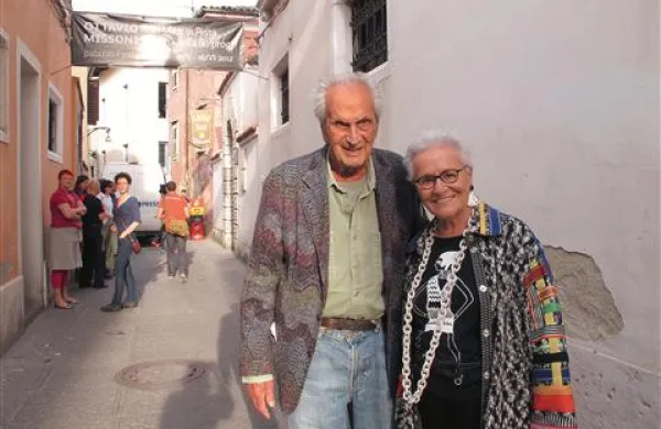 Odprtja razstave Ottavio Missoni - Mojster barv sta se udeležila    tudi 91-letni priznani  modni oblikovalec Ottavio Missoni,  ki mu je razstava posvečena, in njegova žena Rosita Missoni