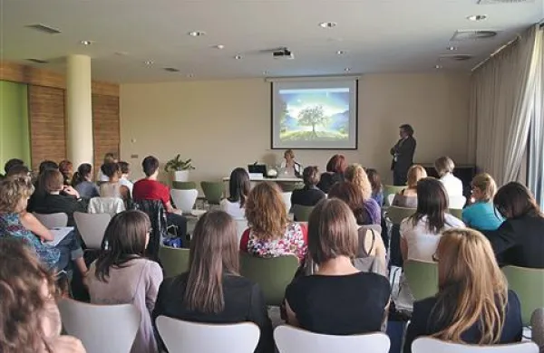 Treba je budno spremljati razmere, sta med drugim udeležencem konference o suicidologiji priporočila vodja centra prof. dr. Diego de Leo (stoji) in psihologinja Onja Tekavčič Grad (za mizo)