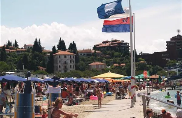 Portoroška centralna plaža je letos že petnajstič prejela modro zastavo. Fotografija je arhivska.