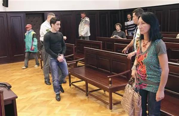 Mati Alexa Russa je včeraj v sodni dvorani opisala sinovo nenavadno vedenje pred napadi v novogoriškem parku