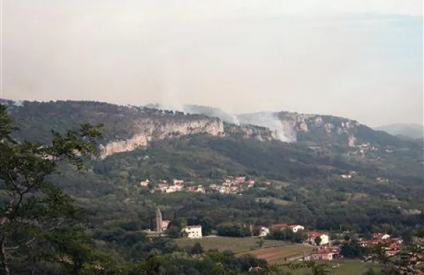 Vlak je zanetil požar na najmanj 15 mestih ob progi od črnokalskega useka do Hrastovelj