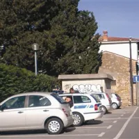 Policisti in kriminalisti so v Izoli hišno preiskavo začeli že zgodaj zjutraj, službena vozila so parkirali tudi za vogalom, pred vhodom Delamarisa 