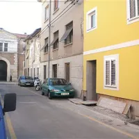 Eno od hišnih preiskav, povezanih s preprodajo droge, so kriminalisti opravili tudi v izolski Premrlovi ulici