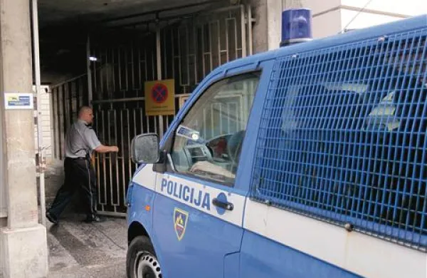 Dežurni preiskovalni sodnici na ljubljanskem okrožnem sodišču sta do 17.30 zaslišali šest od desetih sodno pridržanih oseb, osumljenih prepovedane trgovine z drogami in orožjem