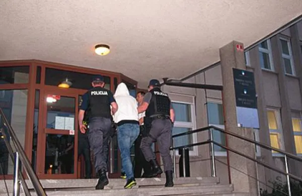 Na kranjskem sodišču se nadaljujejo zaslišanja osumljenih prepovedane trgovine z drogami in orožjem