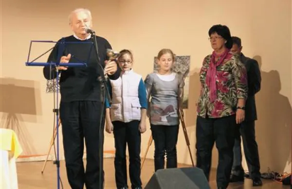 Do dneva tekmovanja predsednik DOSI Dino Pucer je  zmagovalni ekipi OŠ Livade podelil pokal. Ob njem so (z leve) Nina Krebelj, Gaja Soršak in mentorica Marina Potočnik, manjka Asja Huremovič.
