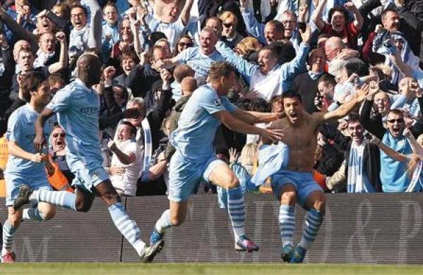 Sergio Agüero (desno) je za Manchester City dosegel zadetek, vreden naslova angleškega prvaka 