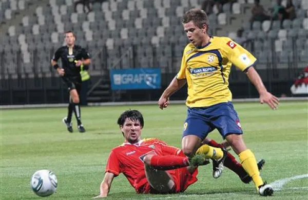 Matej Pučko (desno) je odločil tekmo  v Velenju