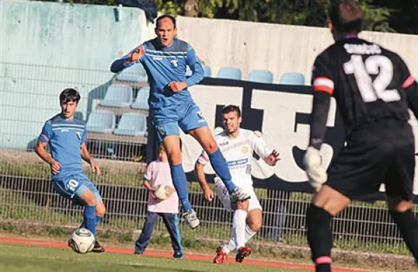 Izenačujoči gol je v drugem polčasu dosegel branilec Aris Zarifović (v skoku, fotografija je iz arhiva)
