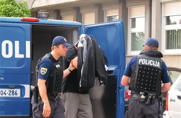 V petek sopolicisti prijeli več kot 60 ljudi, k preiskovalnim sodnikom pa so jih privedli 29
