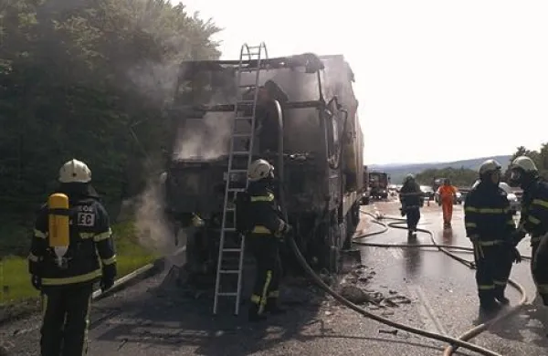 Kabina tovornjaka je zgorela, tovor so rešili