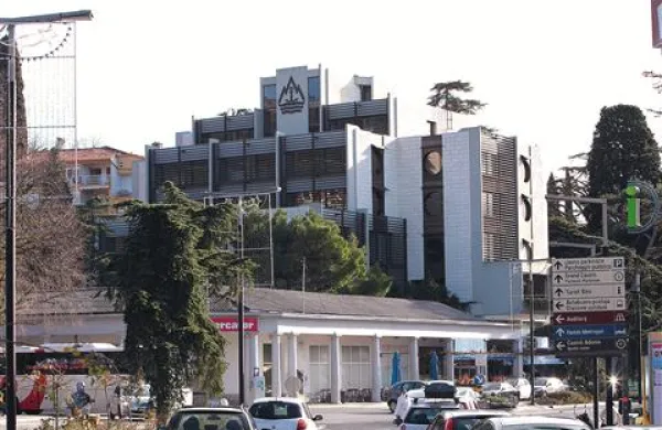 Aukn zaradi prodaje Plovbe ne bo ukrepala