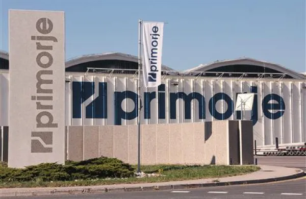 Zaposleni v Primorju do petka kljub obljubam vodstva družbe niso dobili izplačane razlike marčevskih plač in poravnavo prispevkov za socialno varnost za zadnje tri mesece, zato so začeli stavkati