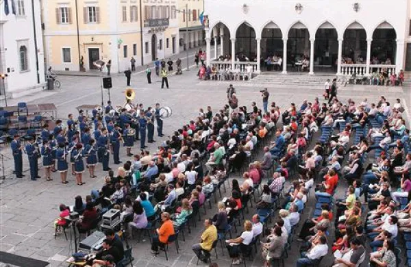  Nastop Pihalnega orkestra Koper je pritegnil in navdušil številne obiskovalce