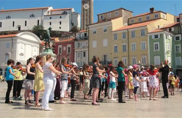  Koncert Tartinijeve glasbe na osrednjem piranskem trgu