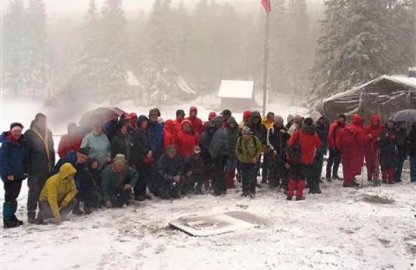 Planinski prijatelji iz treh držav  v snežnem metežu na Sviščakih 
