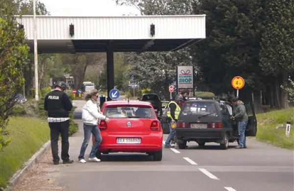 Pred nekdanjim mejnim prehodom Lazaret so ustavljali vozila in pregledovali notranjost