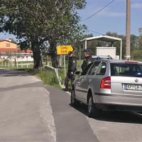 Policisti so v iskanju roparjev postavili številne blokade