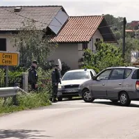 Policisti so v iskanju roparjev postavili številne blokade