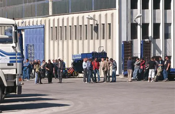  Kljub prizadevanjem ni prišlo do konkretnih in zavezujočih dogovorov s strateškim partnerjem, zato sta danes odstopila predsednik upravnega odbora Primorja Darko Valenčič in član Sebastijan Trajkovski, so povedali predstavniki sindikata v podjetju. Delavci medtem nadaljujejo stavko.  