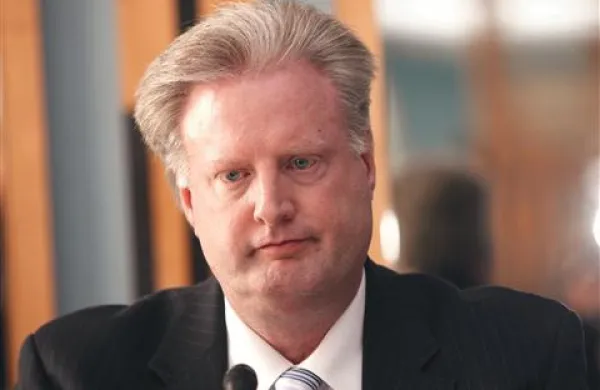 Julian C. Frost III ima denar, želi pa skrben pregled Primorja