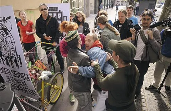 Gibanje 15o je proti varčevalnim ukrepom protestiralo v četrtek pred poslopjem državnega zbora, ko se je začela obravnava predloga zakona in predloga rebalansa letošnjega državnega proračuna.