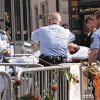 Pred sodiščem v Oslu, kjer poteka sojenje Breiviku, se je danes zažgal moški