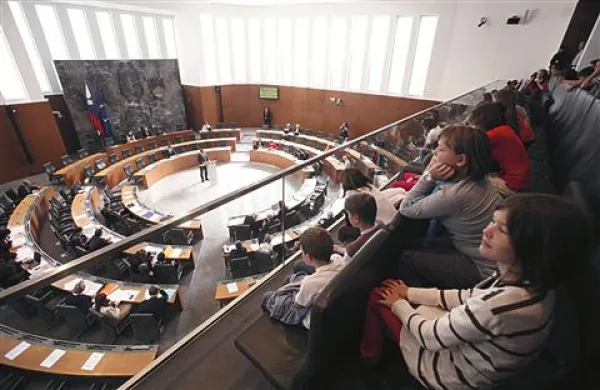 Državni zbor je sprejel novelo zakona o prevzemih