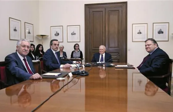  Grški predsednik Karolos Papuljas bo danes z vodji večine strank z izjemo skrajne desnice nadaljeval pogovore o oblikovanju vlade 