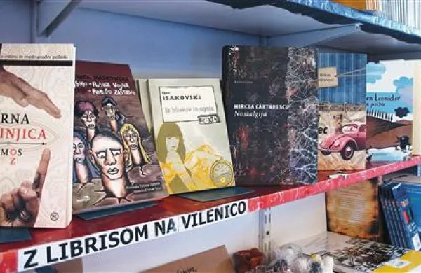 Posebna vileniška polica v koprski knjigarni opozarja na akcijo Z Librisom na Vilenico